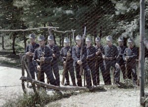 Svájci határőrök egy csoportja a Svájc és Franciaország közötti kerítés mögött, Haut-Rhin megye, Elzász, Franciaország, 1917. június 19. (autokróm)
